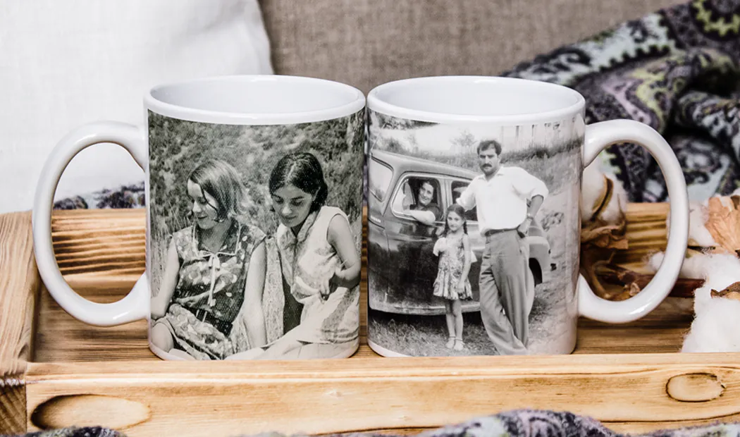 Taza de foto personalizada con imagen de bebé gateando con un mono de animal