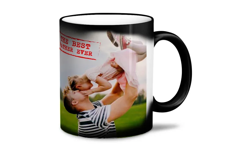 Té de la tetera vertido en la taza mágica