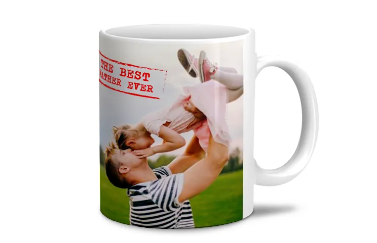 Mamá y bebé sosteniendo una taza personalizada con diseño de dibujos animados de Printerpix con texto para papá