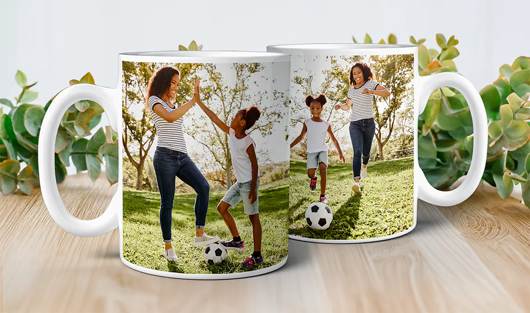 Taza de foto personalizada con imagen de bebé gateando con un mono de animal