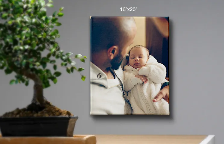 Lienzo 48x36 de padre sosteniendo bebé