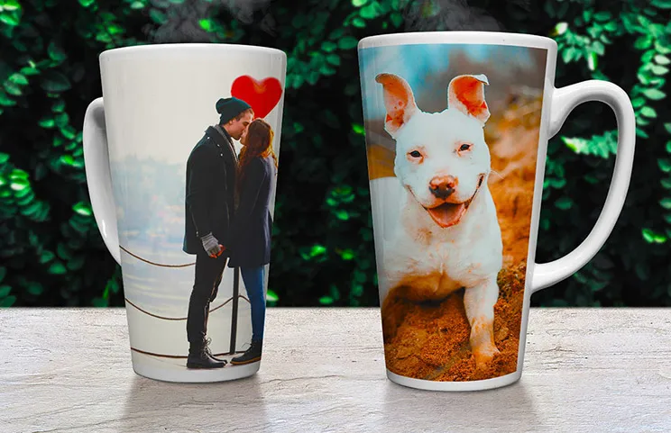 Dos grandes tazas de latte blancas personalizadas con fotos de pareja y perro