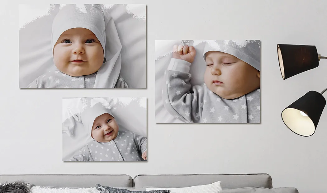 Impresiones fotográficas pequeñas, medianas y grandes en la mesa desde el teléfono móvil