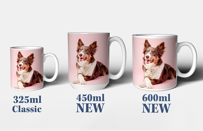 Taza de foto personalizada con imagen de bebé gateando con un mono de animal