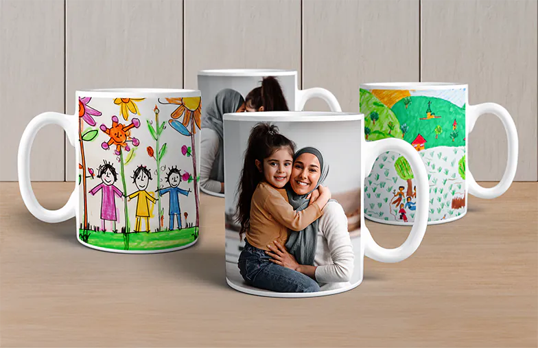 Taza de foto personalizada con imagen de bebé gateando con un mono de animal