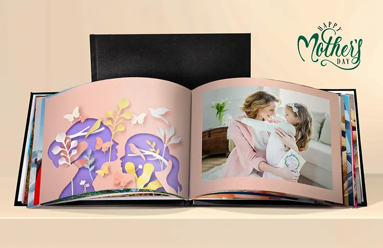 Álbum de fotos hecho a medida abierto en la mesa con collage de fotos familiares