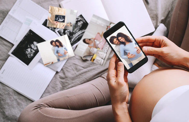 Impresiones fotográficas pequeñas, medianas y grandes en la mesa desde el teléfono móvil