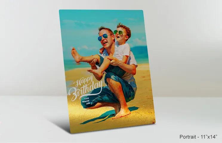 dedo señalando a impresión metálica de la naturaleza