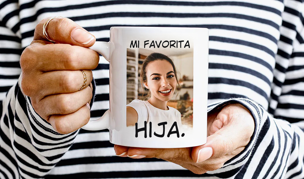 Taza de foto personalizada con imagen de bebé gateando con un mono de animal