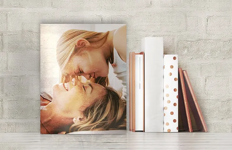 Impresión de foto en metal de madre e hija en la estantería