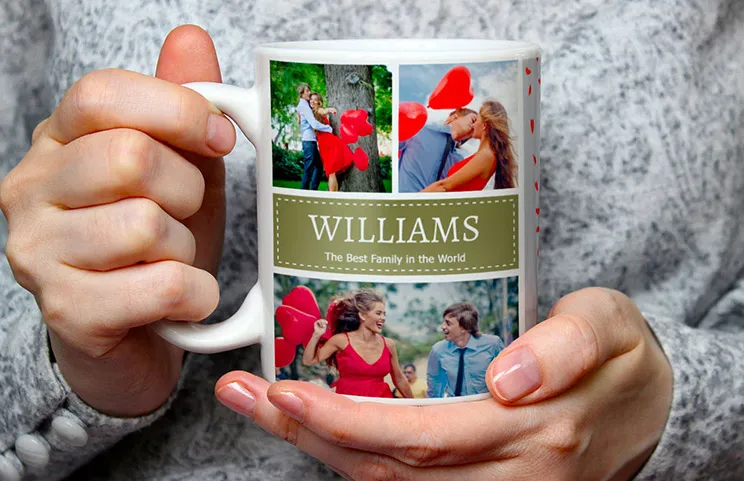Primer plano de taza de fotos personalizada con un collage de fotos familiares y texto