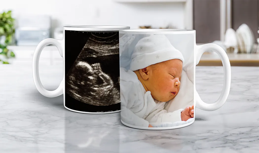 Taza de foto personalizada con imagen de bebé gateando con un mono de animal