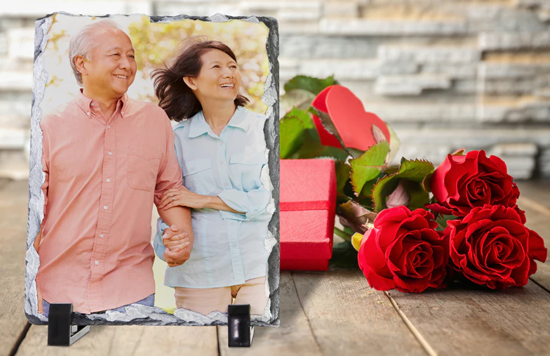 vista lateral de la pizarra de piedra con bebé, mamá y papá