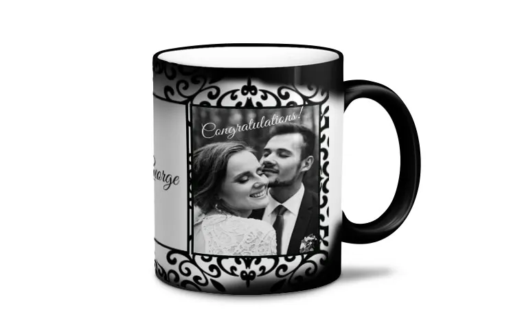 Té de la tetera vertido en la taza mágica