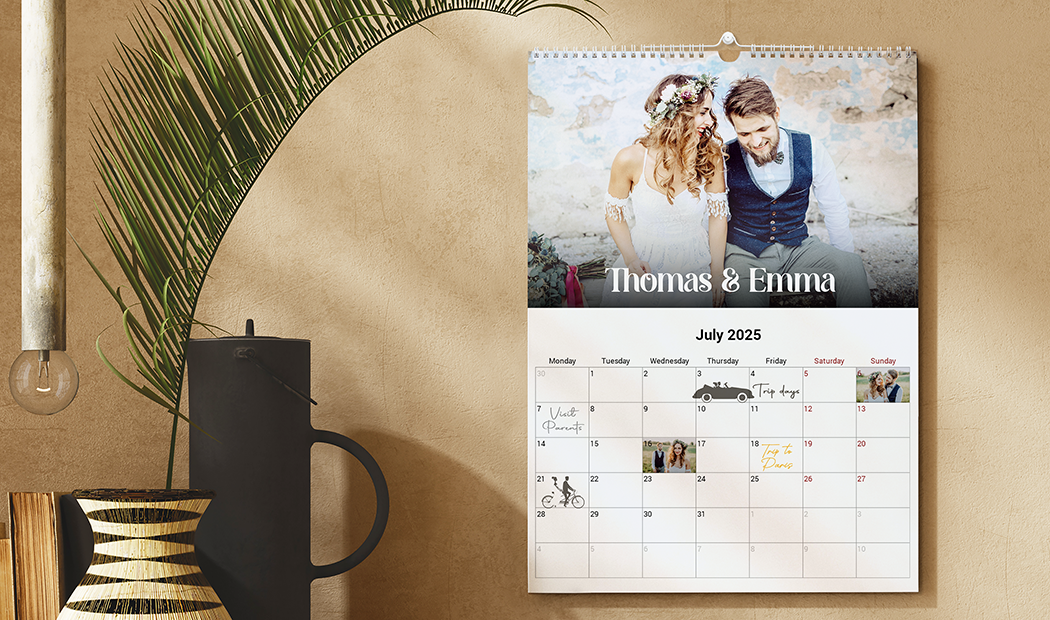 Calendario de pared personalizado con foto de pareja, fechas de julio de 2025 y espacio para fotos personales. ¡Crea tu guardián de recuerdos a medida!