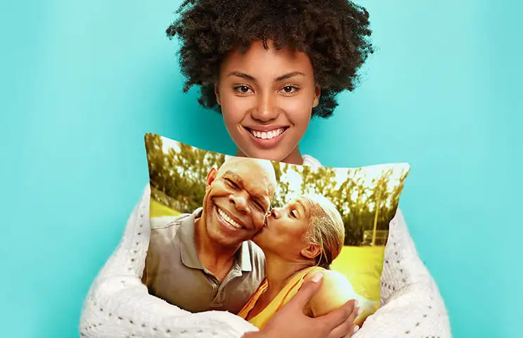 muestra de cojín decorativo en flatlay