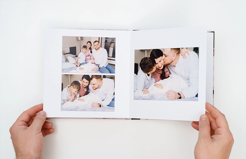 Álbum de fotos familiar con portada impresa personalizada y texto del nombre de la familia