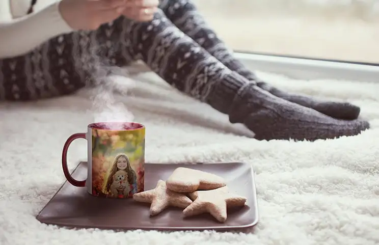Taza roja personalizada con foto de niña junto a galletas
