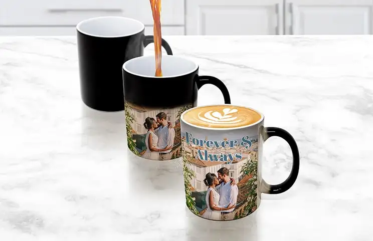 Reunión con tazas de boda