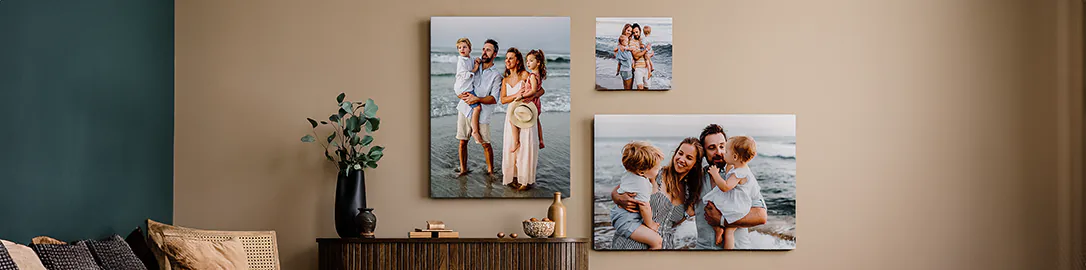 madre besando cariñosamente a su pequeño hijo en impresión en lienzo