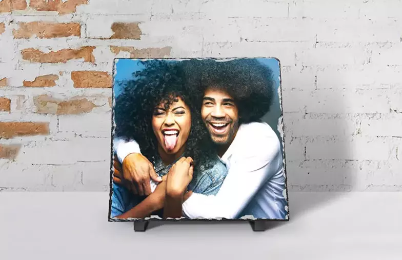 dos jóvenes impresos en una piedra