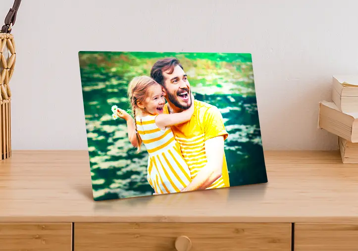 Impresión de foto en metal de madre e hija en la estantería