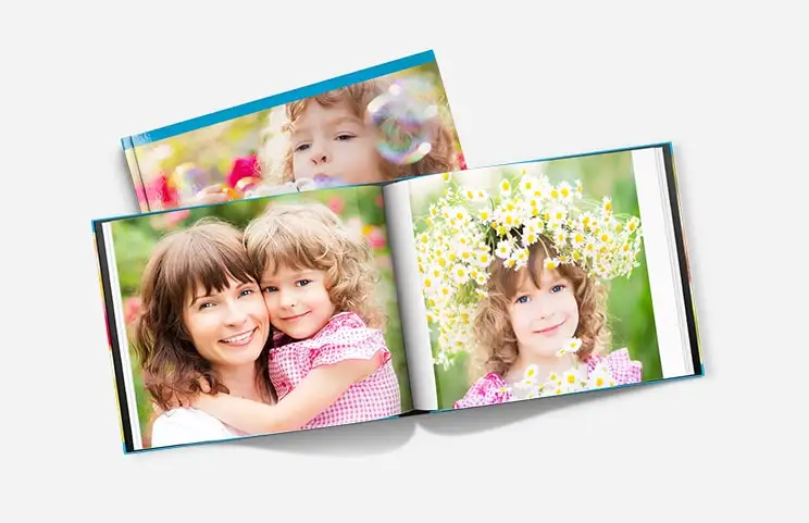 Álbum de fotos de tapa dura en estantería
