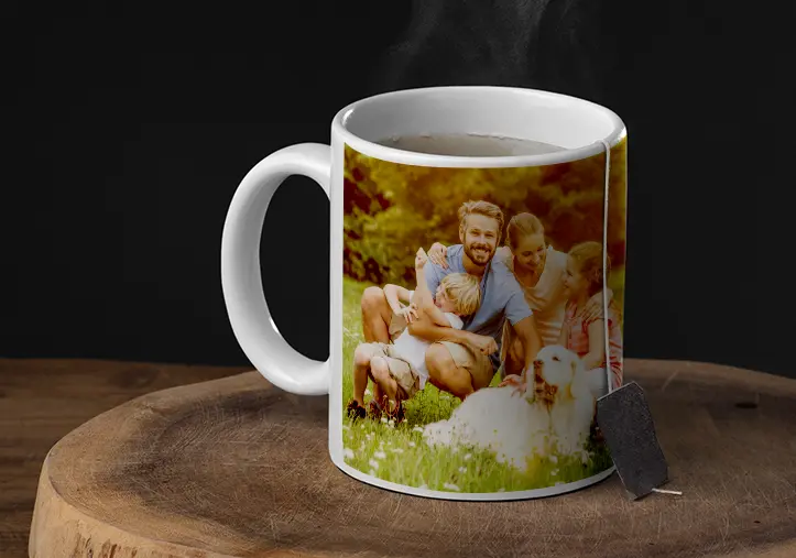 Mamá e hija sosteniendo tazas de foto personalizadas con fotos familiares