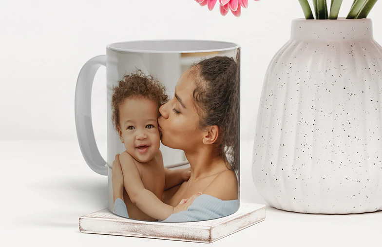 Mamá e hija sosteniendo tazas de foto personalizadas con fotos familiares