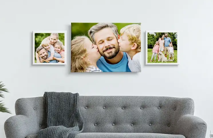 Mujer colocando impresión en lienzo en la pared