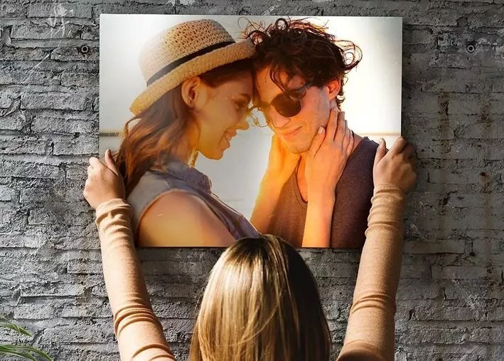 Impresión de foto en metal de madre e hija en la estantería