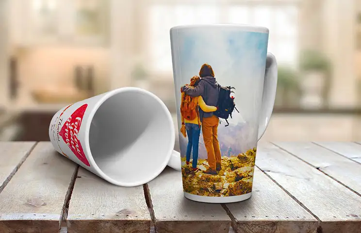 Dos tazas de latte personalizadas con fotos propias de la pareja y texto con cita