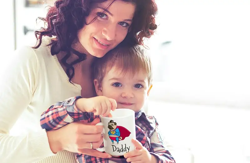 Taza de foto personalizada con imagen de bebé gateando con un mono de animal