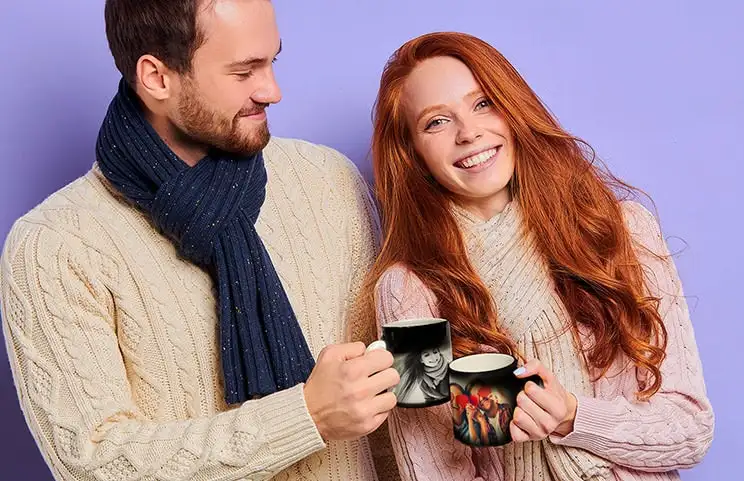 Taza mágica con foto de gato teniendo té vertido en ella en el escritorio