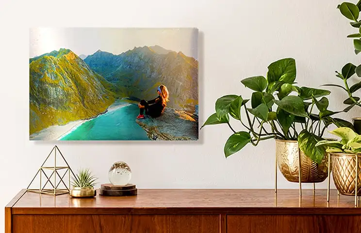 Gran impresión de foto en metal con foto de una mujer en una montaña