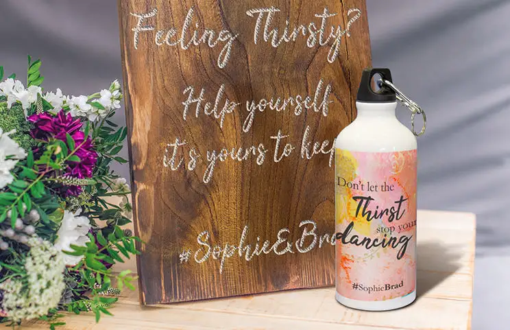 Botella de agua personalizada con diseño colorido y cita divertida, perfecta para bodas. #Sophie&Brad