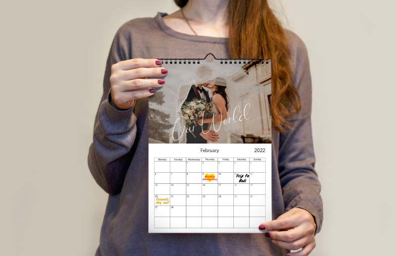 Pareja romántica en la sala de estar con calendario de pared 2020 personalizado con foto de propuesta