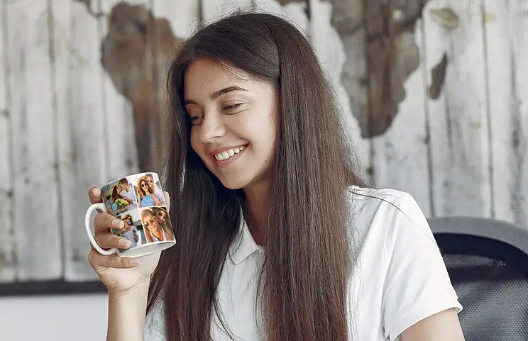 Chica sosteniendo taza con diseño de collage de fotos de pareja