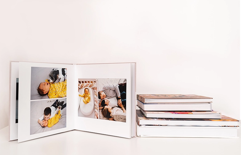 Mascota y mujer mirando un álbum de fotos familiar personalizado con diseño exclusivo