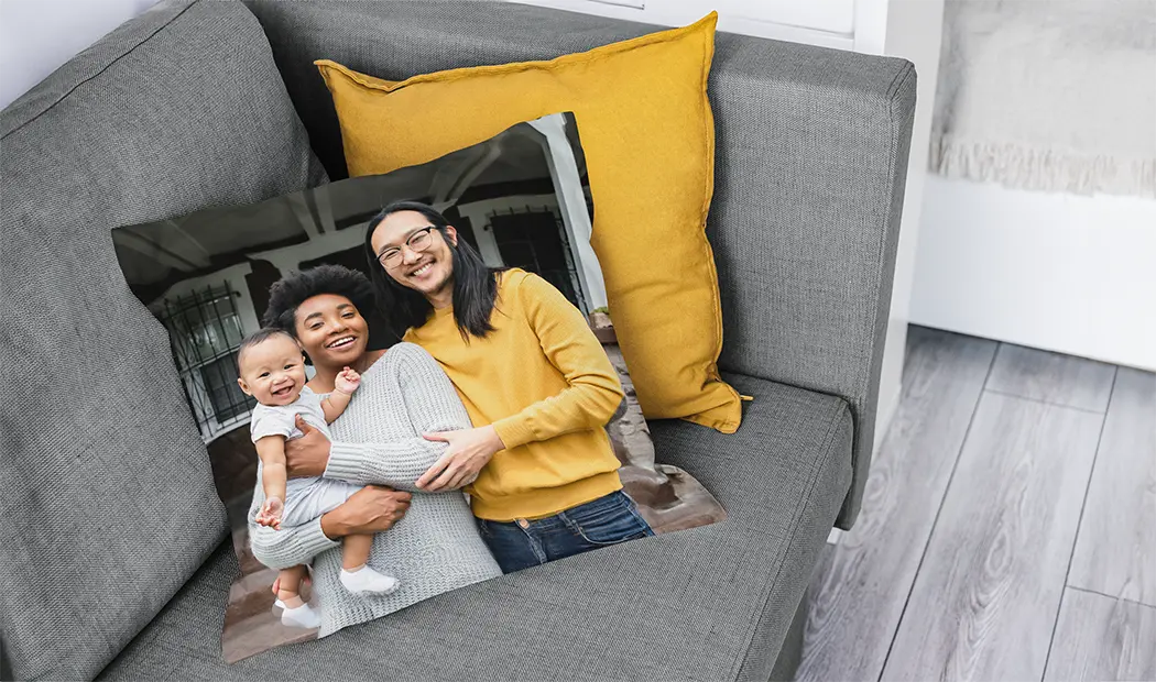 Cojín personalizado con foto de familia feliz, colocado en un sofá. ¡Crea un recuerdo único!