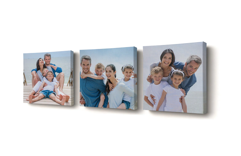 Mamá y cuatro niños pequeños sentados en el sofá frente a cuatro lienzos de fotos