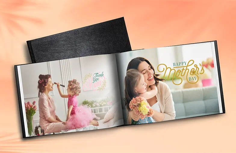 Pareja mira libro de fotos personalizado con cubierta de cuero hecho por Printerpix