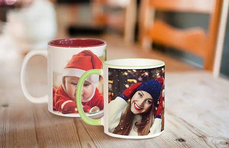 Dos tazas de café personalizadas de colores con collage de fotos familiares