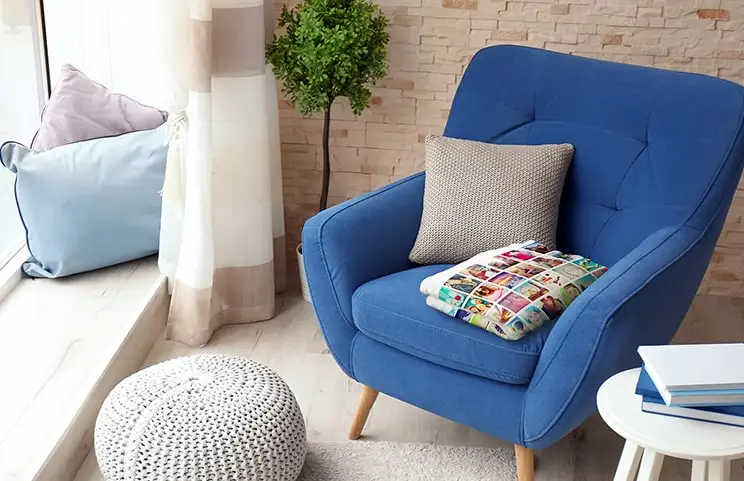 Pareja envuelta en manta