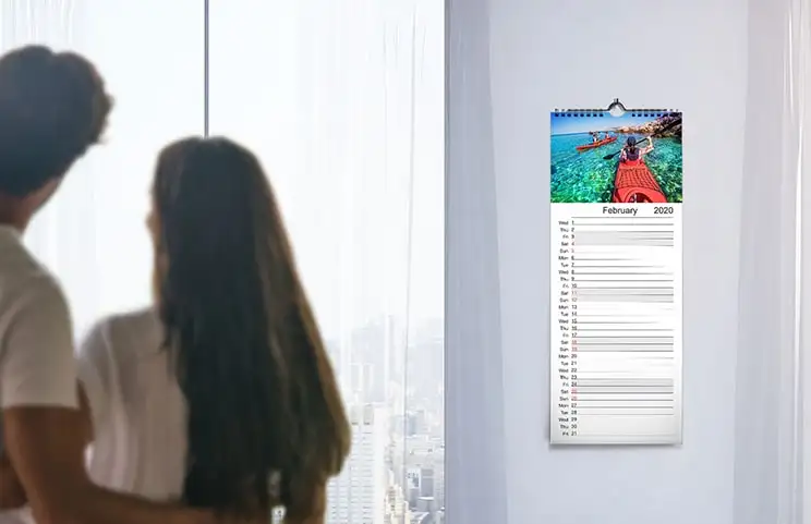 Foto de bebé con diseño de tema navideño en el calendario personalizado por Printerpix