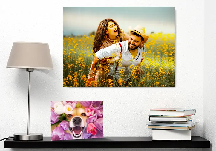 Pareja feliz en un campo de flores amarillas; impresiones y bloques de metal personalizados.