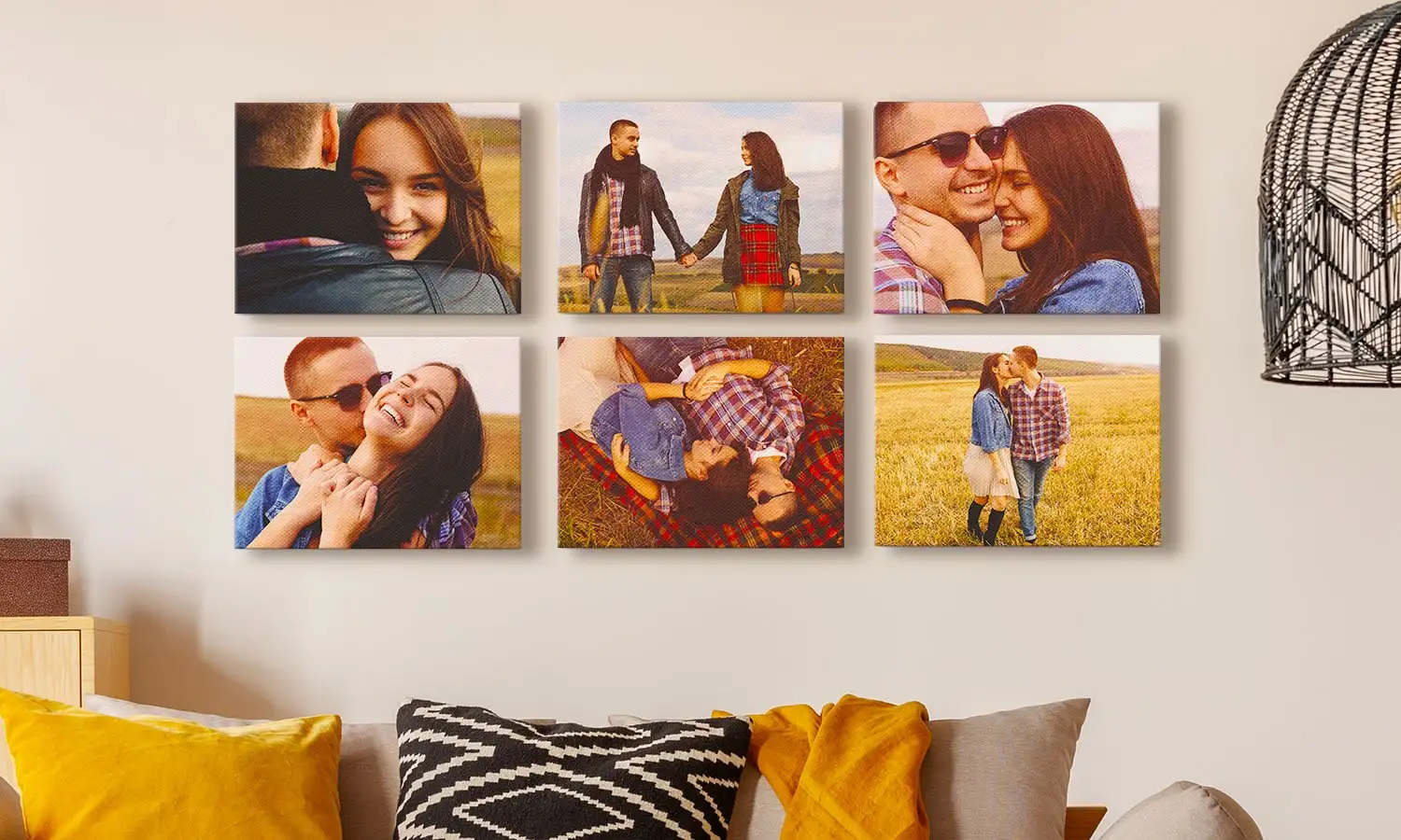 Un hombre tiene su brazo sobre el hombro de una mujer mientras se sientan en la bañera frente a una pared roja con 3 impresiones en lienzo