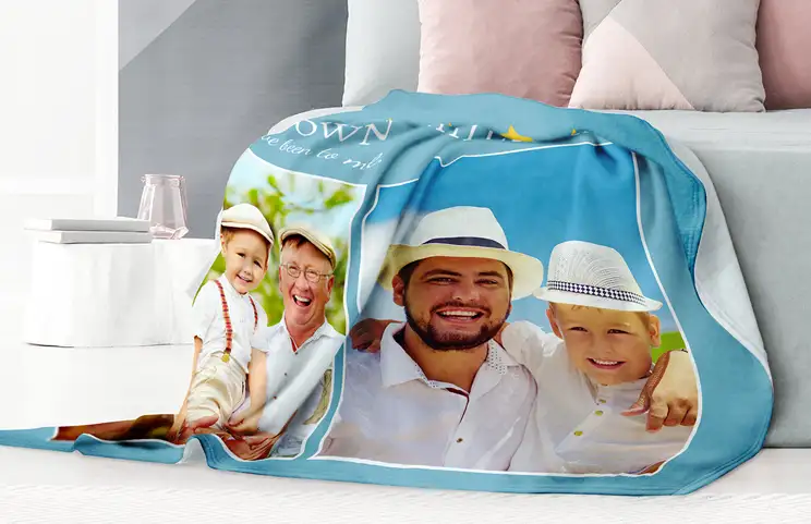 Pareja envuelta en manta