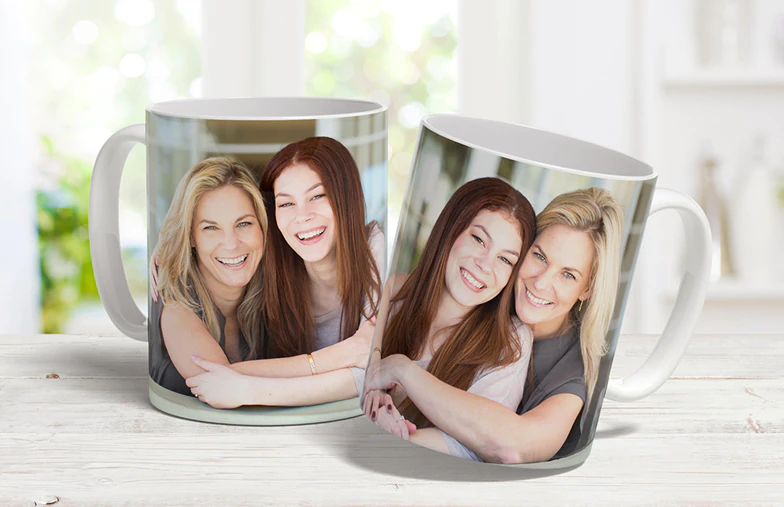 Pareja besándose con tazas personalizadas con texto