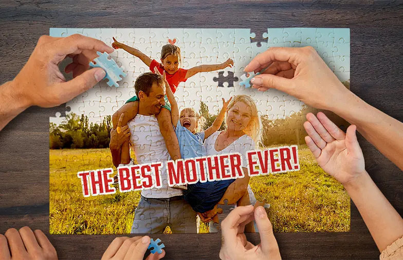 Puzzle personalizado: foto de familia, "¡La Mejor Madre del Mundo!", siendo ensamblado. ¡Un regalo único!
